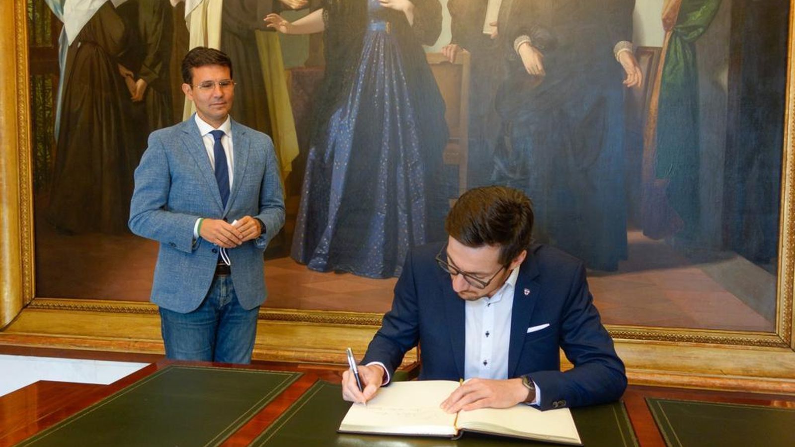 El alcalde de Friburgo firma el Libro de Honor del Ayuntamiento de Granada.