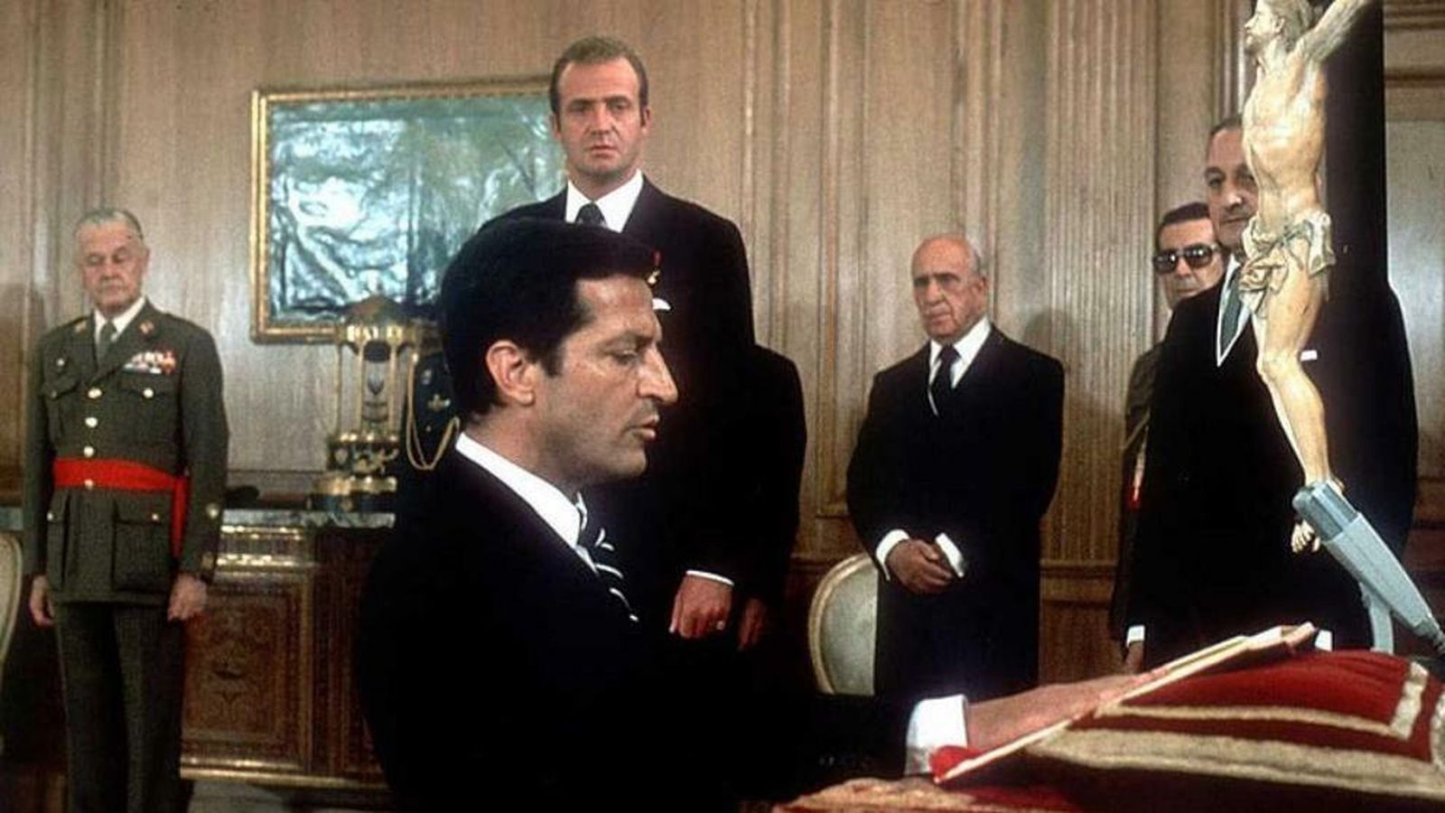 Adolfo Suárez jura el cargo de presidente del Gobierno.