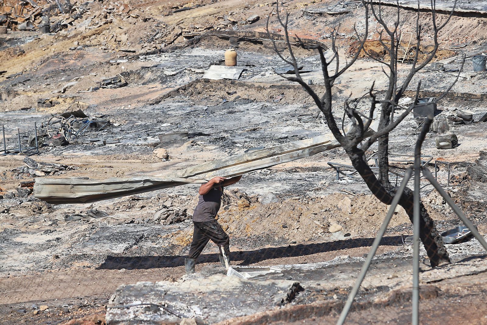 Así quedó el asentamiento de chabolas en Palos de la Frontera tras el incendio