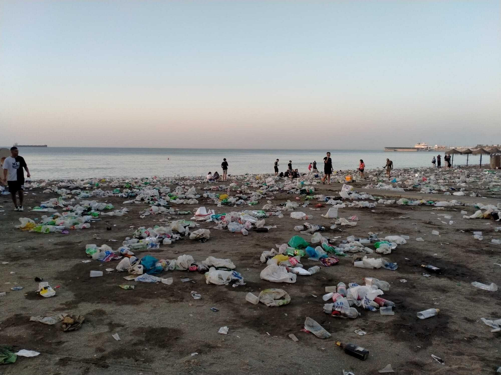 Las fotos de la basura en Playa de la Malagueta tras la Noche de San Juan