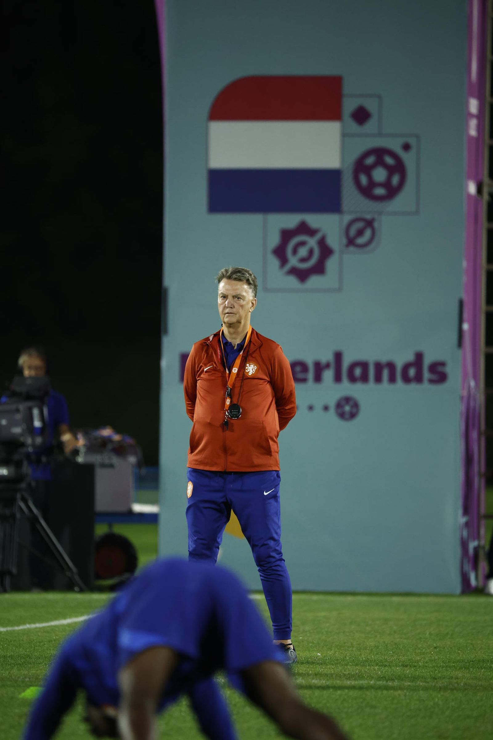 Van Gaal observa el entrenamiento de sus futbolistas.