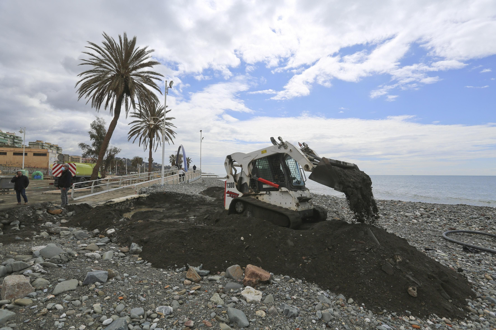 Las fotos de los trabajos en los paseos marítimos y chiringuitos de Málaga para paliar los efectos del temporal