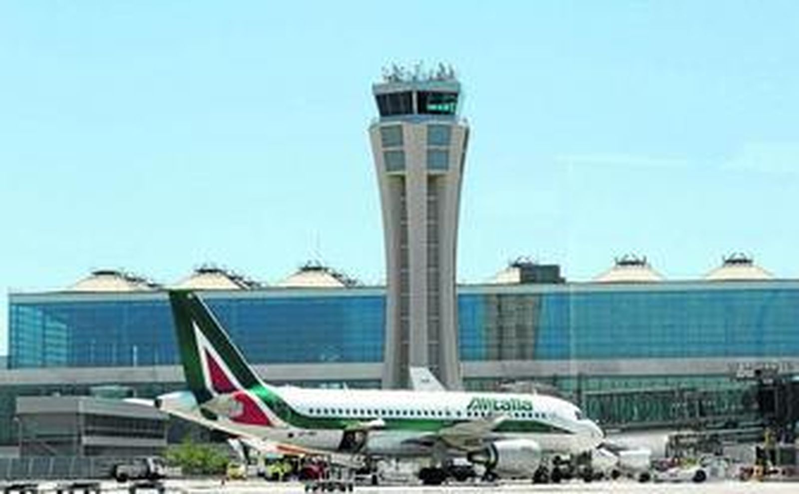 Un avión en el aeropuerto internacional de Málaga.
