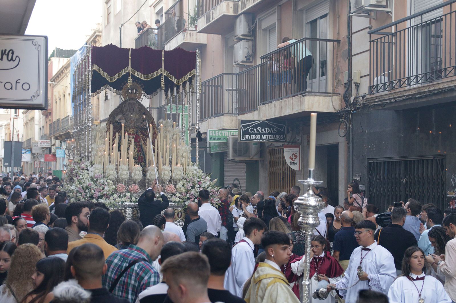 Imágenes de La Magna por las calles de Almería