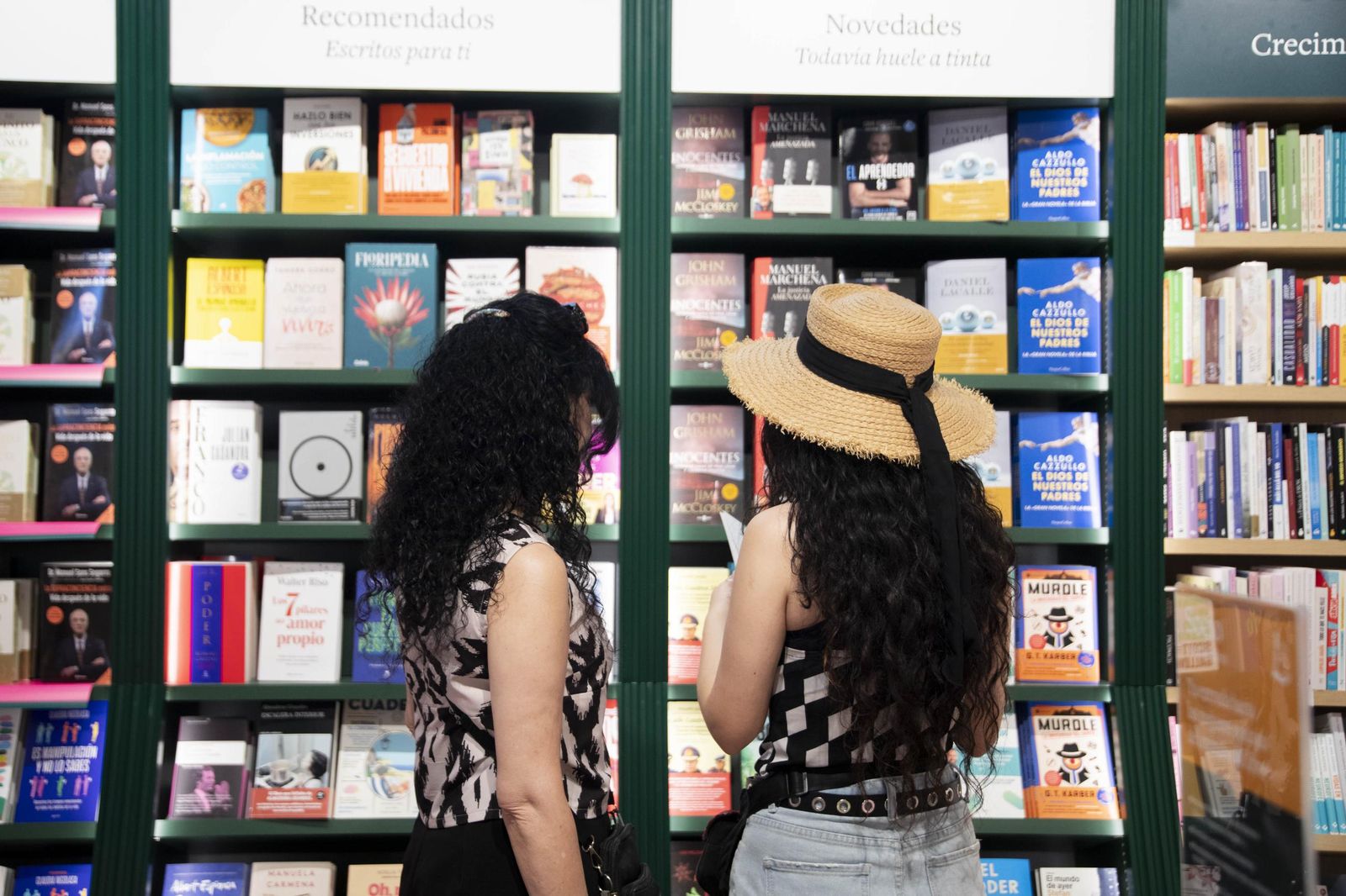 Las imágenes de la apertura de la Casa del Libro en el Centro Comercial Torrecárdenas de Almería