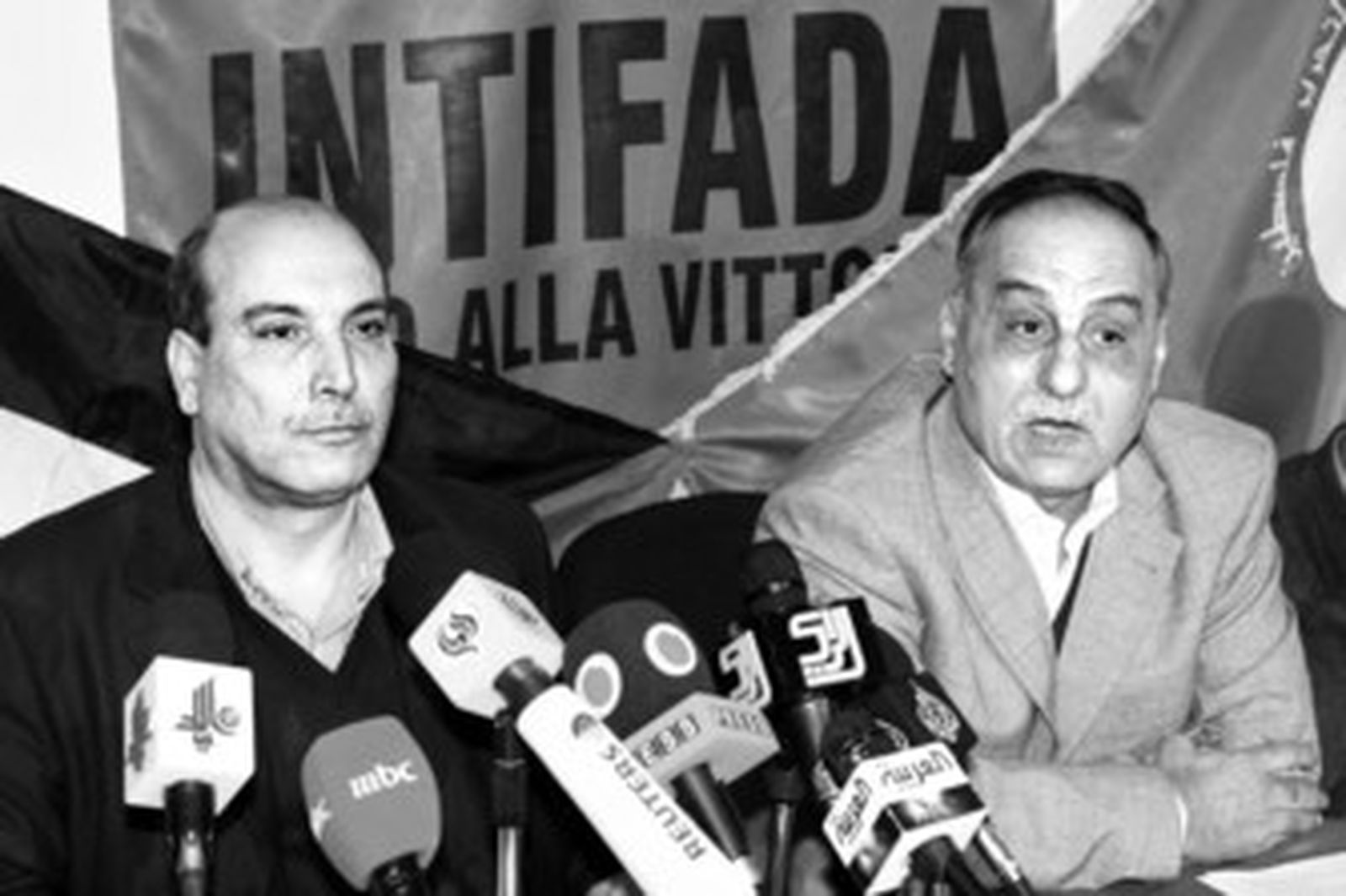 El dirigente del FPLP en Siria, Maher Taher (izqda.) comparece en una rueda de prensa en Damasco.