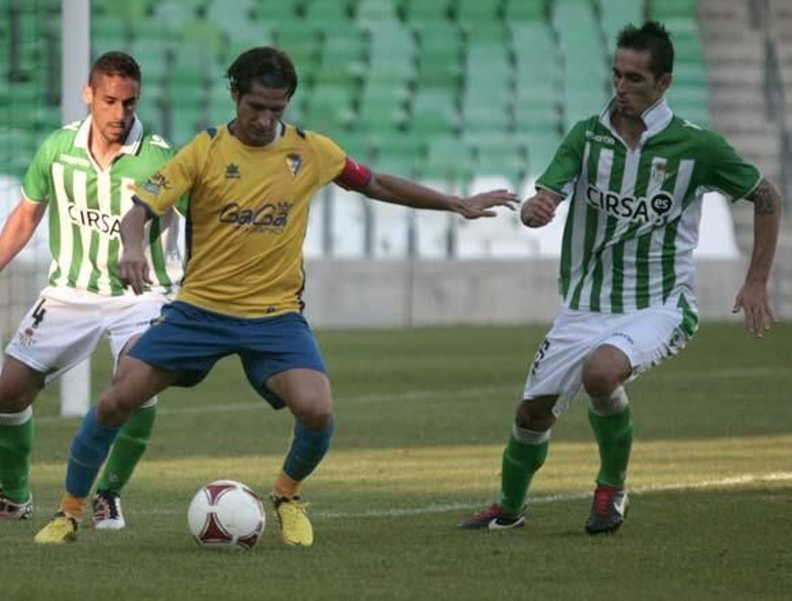 Pablo Sánchez, autor del primer gol, conduce el balón presionado por dos defensores. /Juan Carlos Muñoz