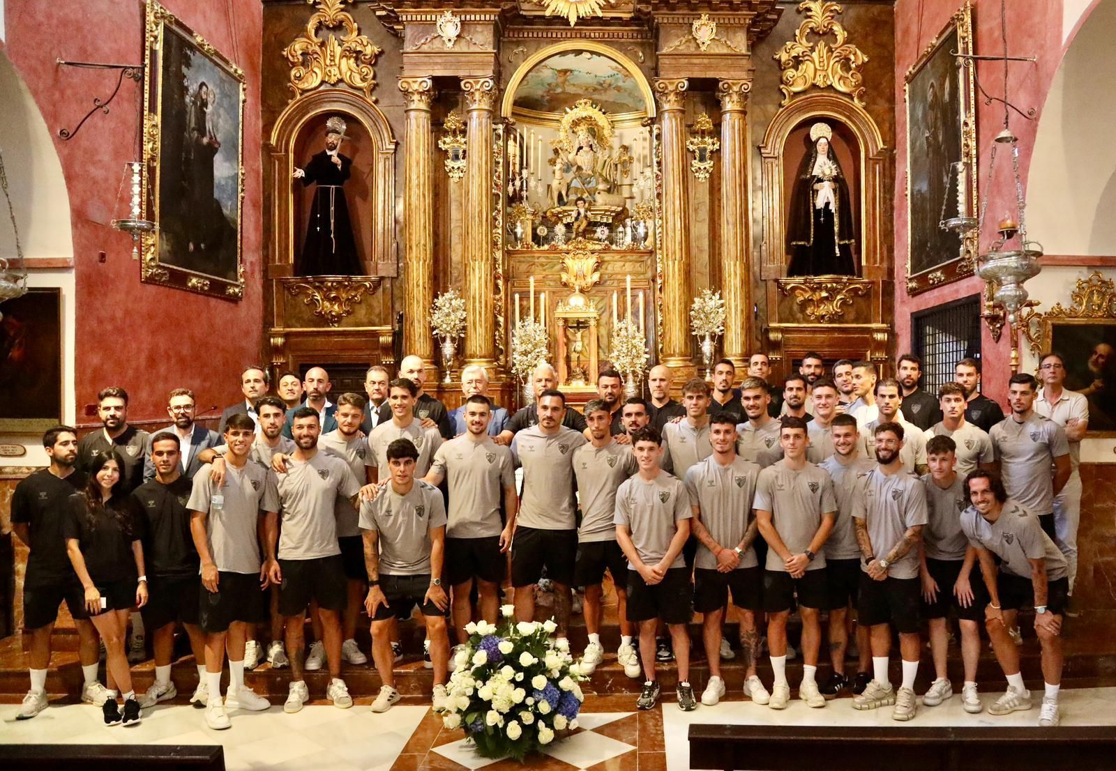 La ofrenda del Málaga CF a la Divina Pastora, en fotos