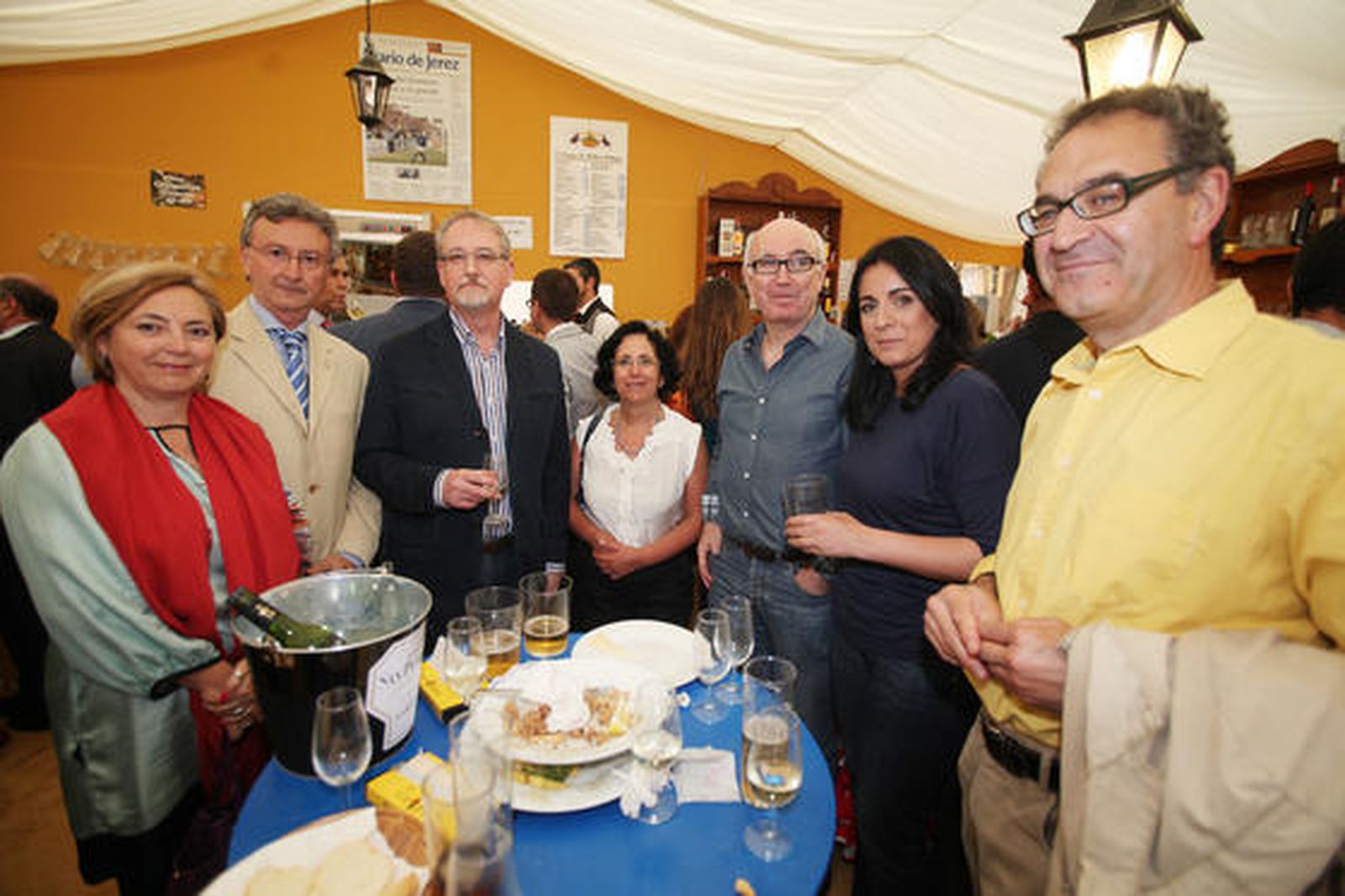El director general de la Fundación Teatro Villamarta, Francisco López; con el coordinador de Fomento Económico, Manuel Barcel; el presidente de La Arcadia Jerez, José Luis de la Rosa; la regidora del Teatro Villamarta, Carmen Guerra; el coordinador artístico Javier Sabadíe; y la jefa de sala Concepción Campos. 

Foto: Vanesa Lobo