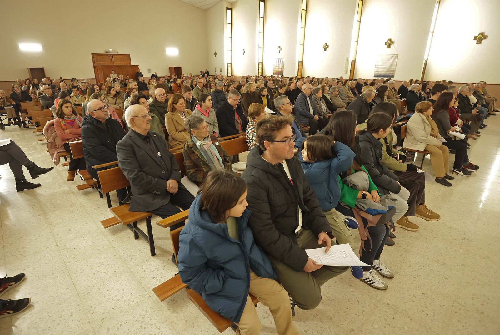 Fotos de la misa conmemorativa de los 50 años de dedicación del padre Pedro a la parroquia y al barrio de La Piñera