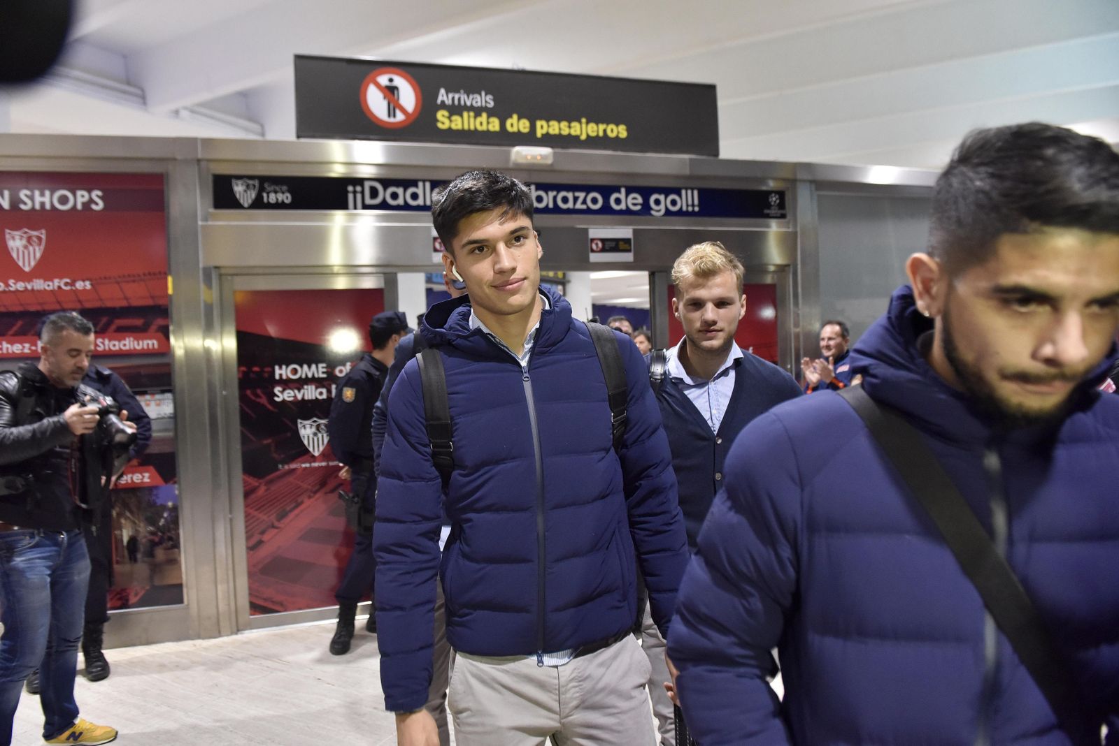 Llegada del Sevilla tras clasificarse a cuartos en Champions