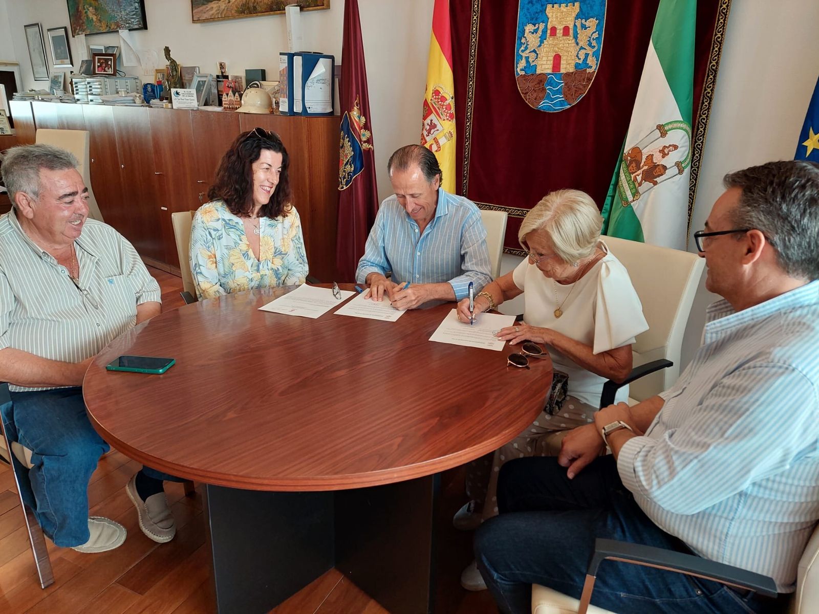 Firma del nuevo convenio con la asociación.