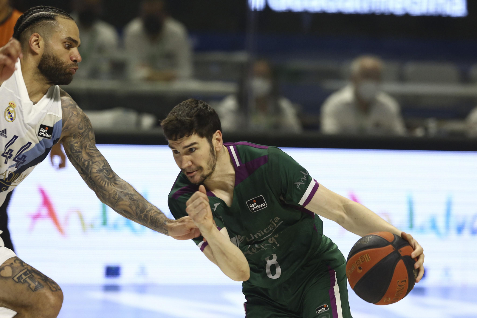 Brizuela pugna contra Taylor en el Unicaja-Real Madrid Brizuela pugna contra Taylor en el Unicaja-Real Madrid