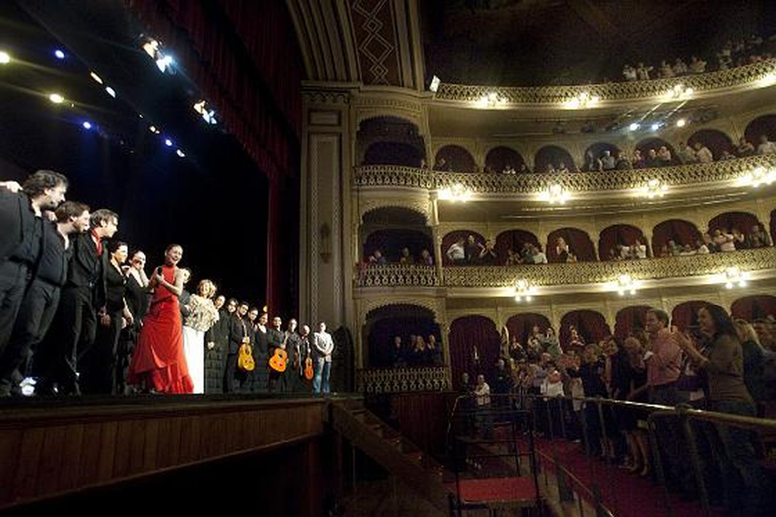 Una emocionada Sara Baras se despide temporalmente de los escenarios para dedicarse a su familia. 

Foto: Lourdes de Vicente