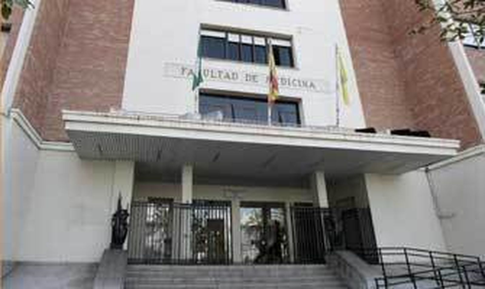 Fachada de la Facultad de Medicina, ubicada en la plaza Fragela. /Fito Carreto