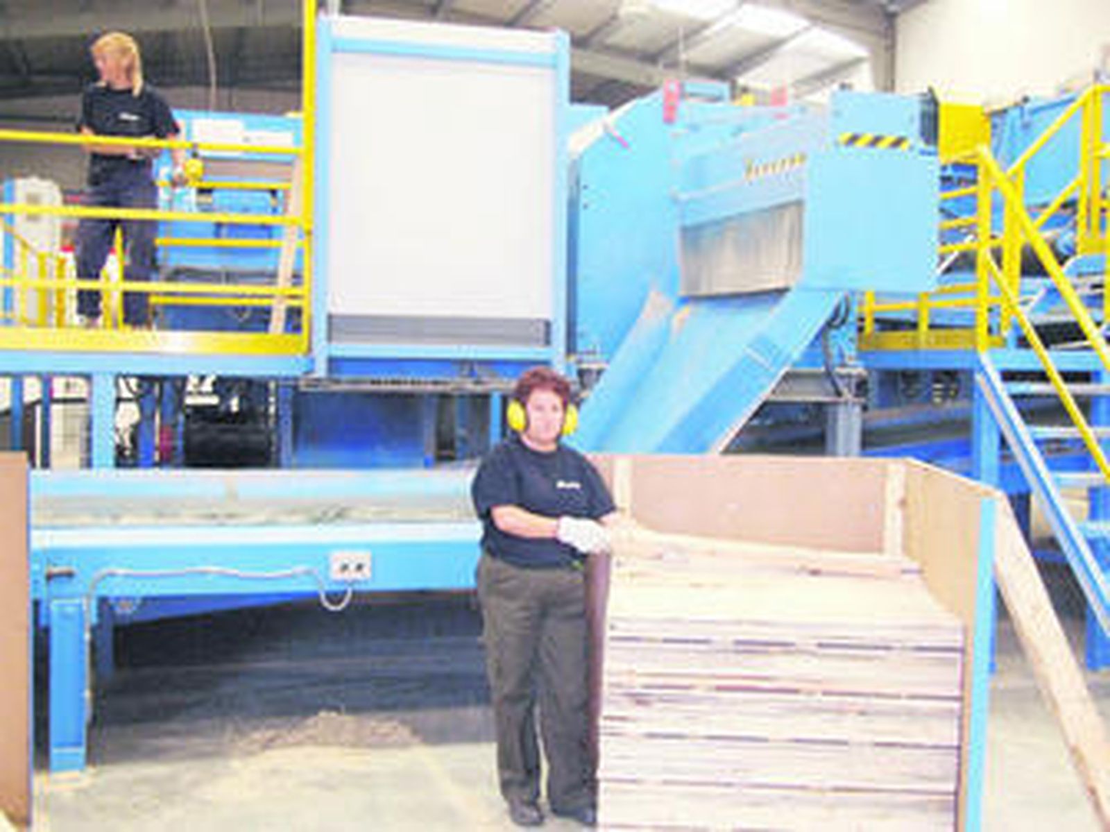 Trabajadoras de Aserraderos de Fiñana con la madera transformada para fabricar palés o cajas.