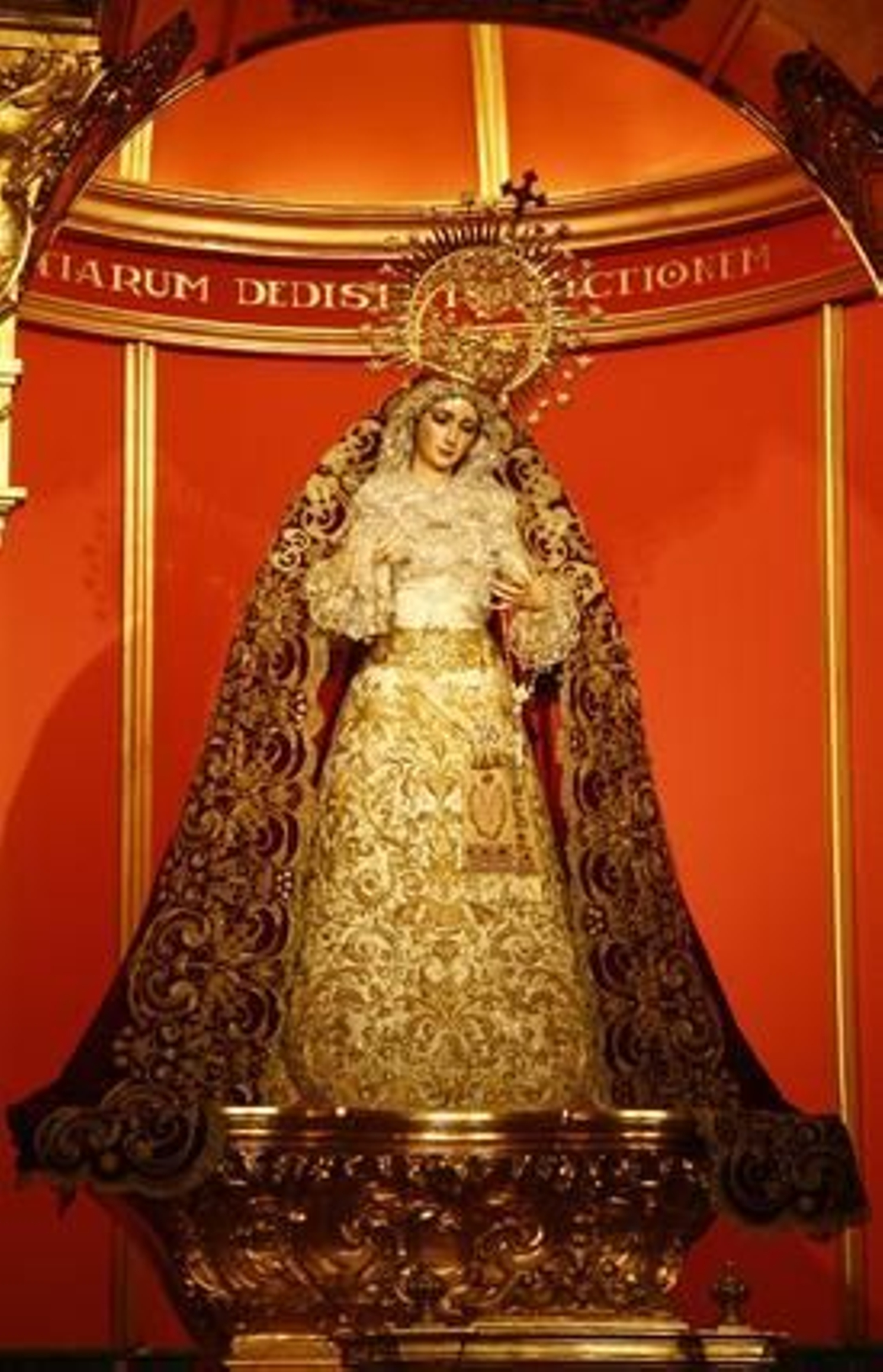 Mármol, bronce y madera son los materiales que forman el monumental retablo que acogerá al Cristo de la Expiración.

Foto: Victoria Hidalgo