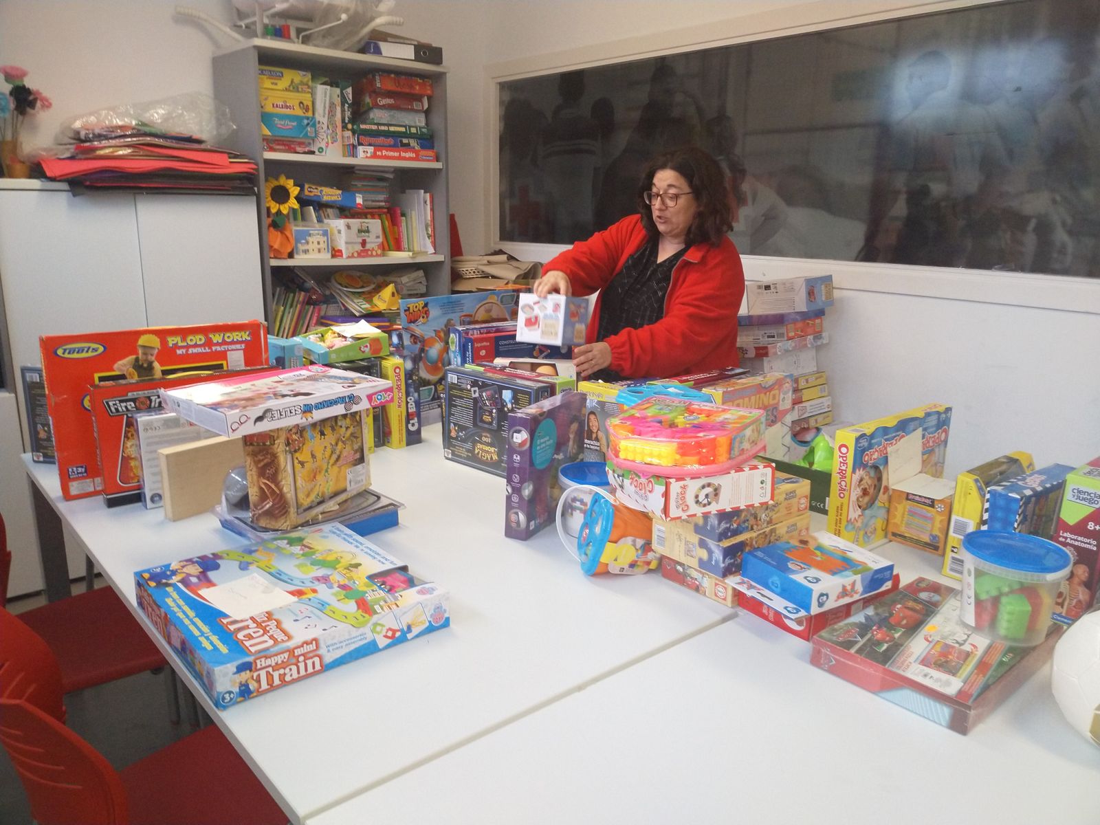 Una voluntaria de Cruz Roja clasifica los juguetes donados.