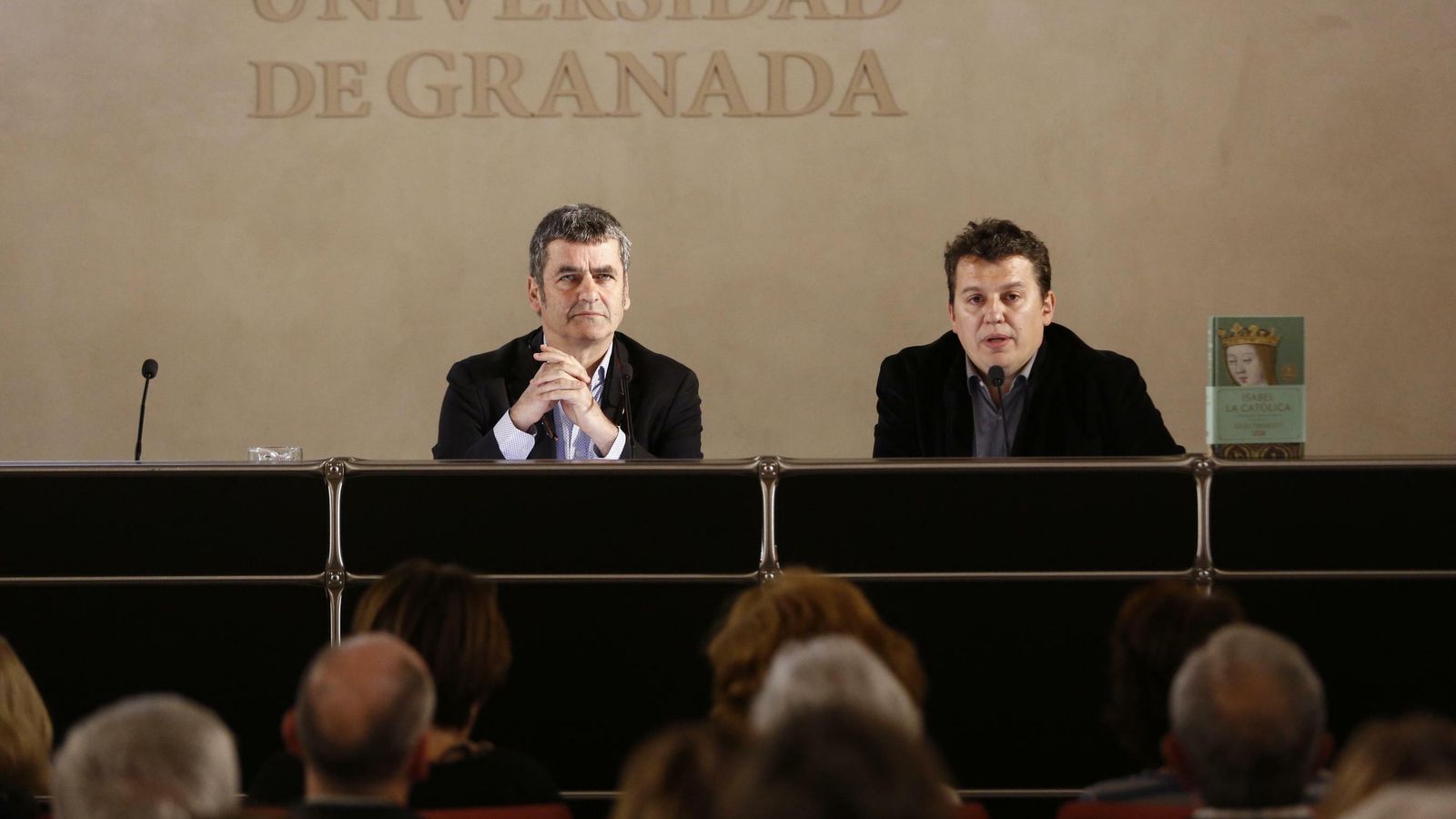 Giles Tremlett y Miguel Ángel del Arco, director de la Cátedra Antonio Domínguez Ortiz, institución que ha invitado al periodista.