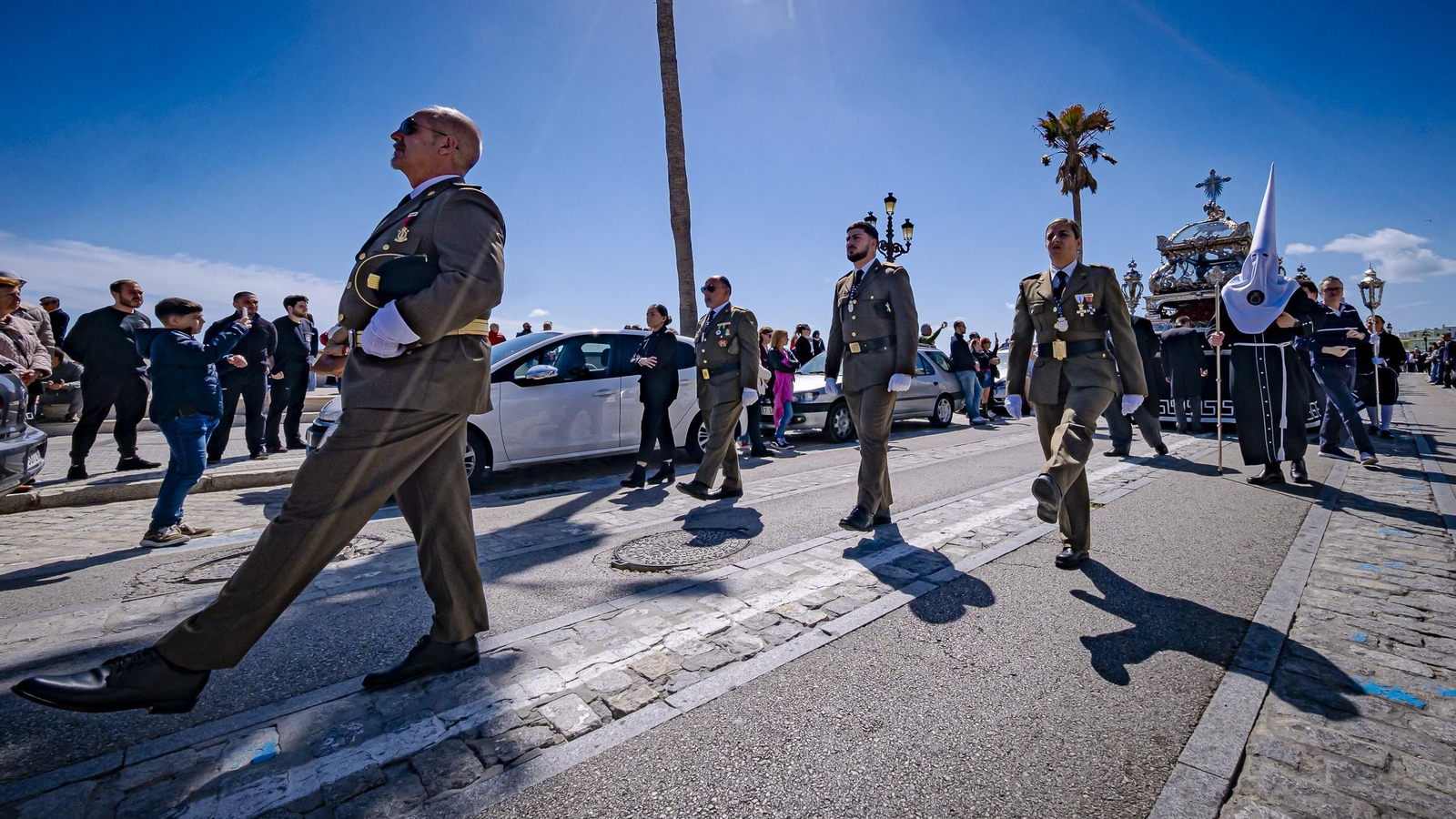 Imágenes de la salida de Santo Entierro en la Semana Santa de Cádiz 2025