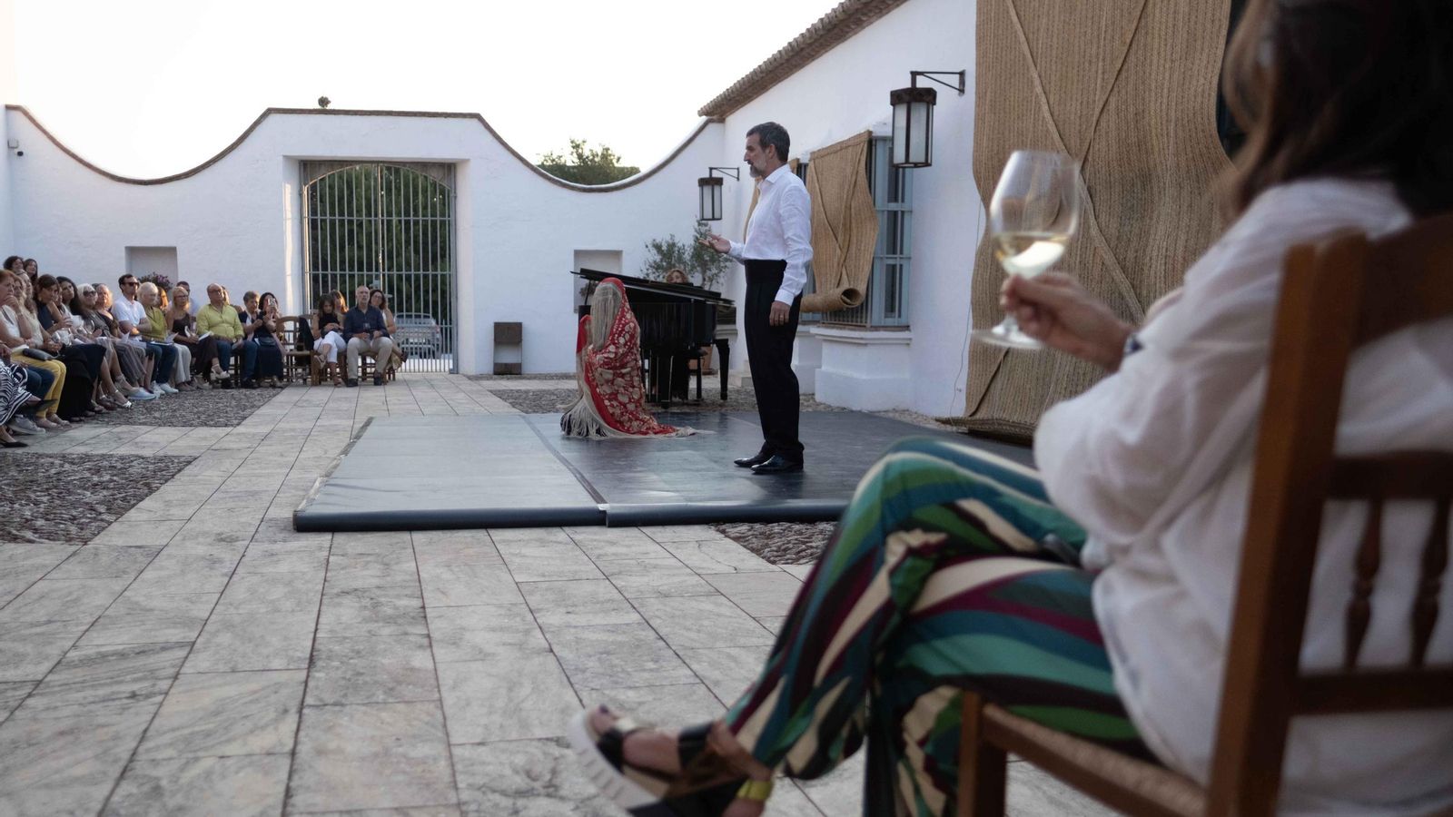 Los asistentes pudieron degustar dos vinos de la bodega.
