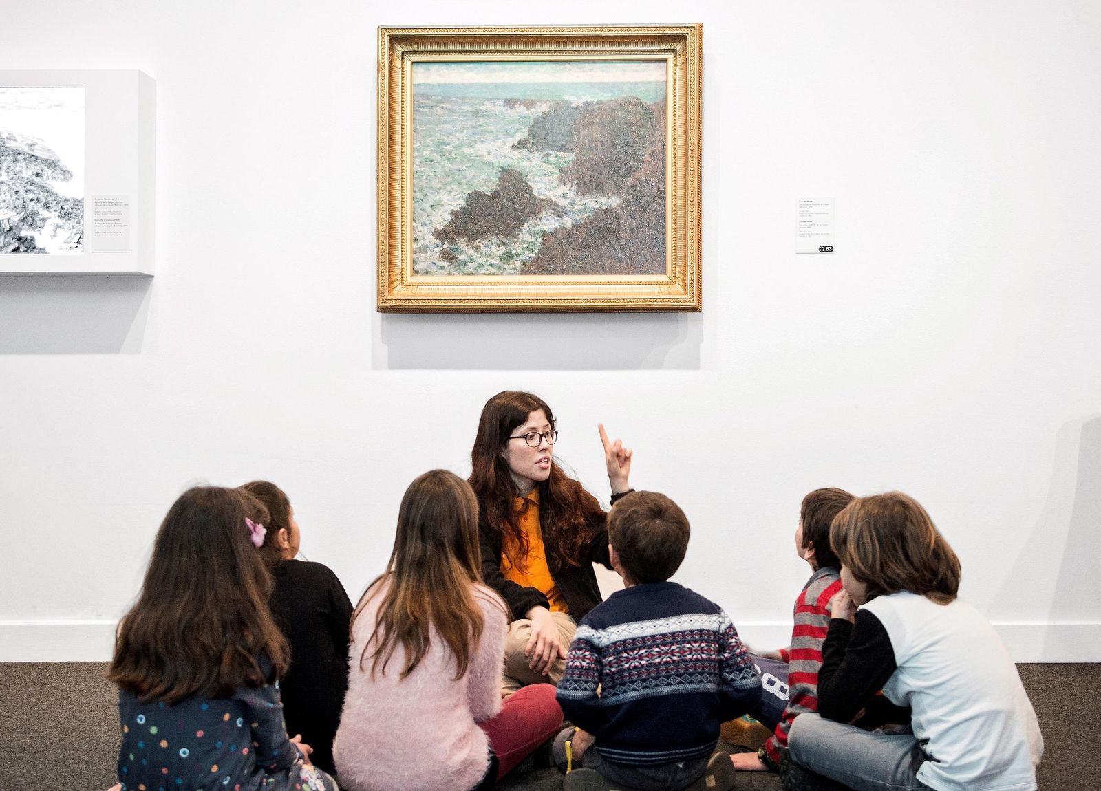 Alumnos en una de la exposiciones itinerantes de Educaixa.