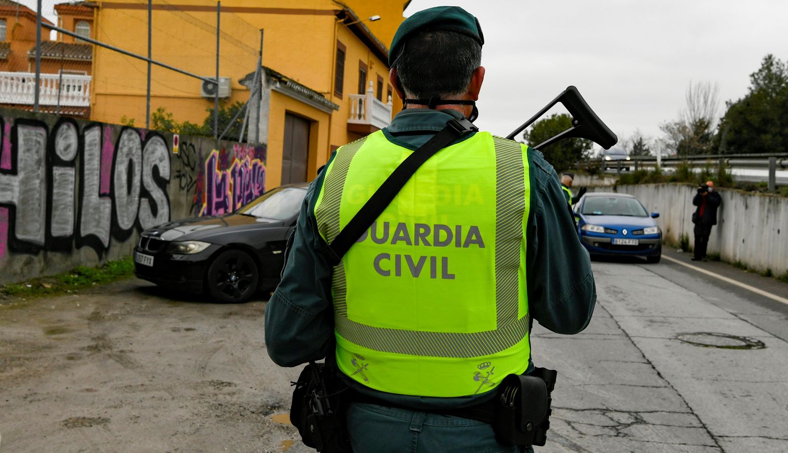 Un agente de la Guardia Civil de servicio.