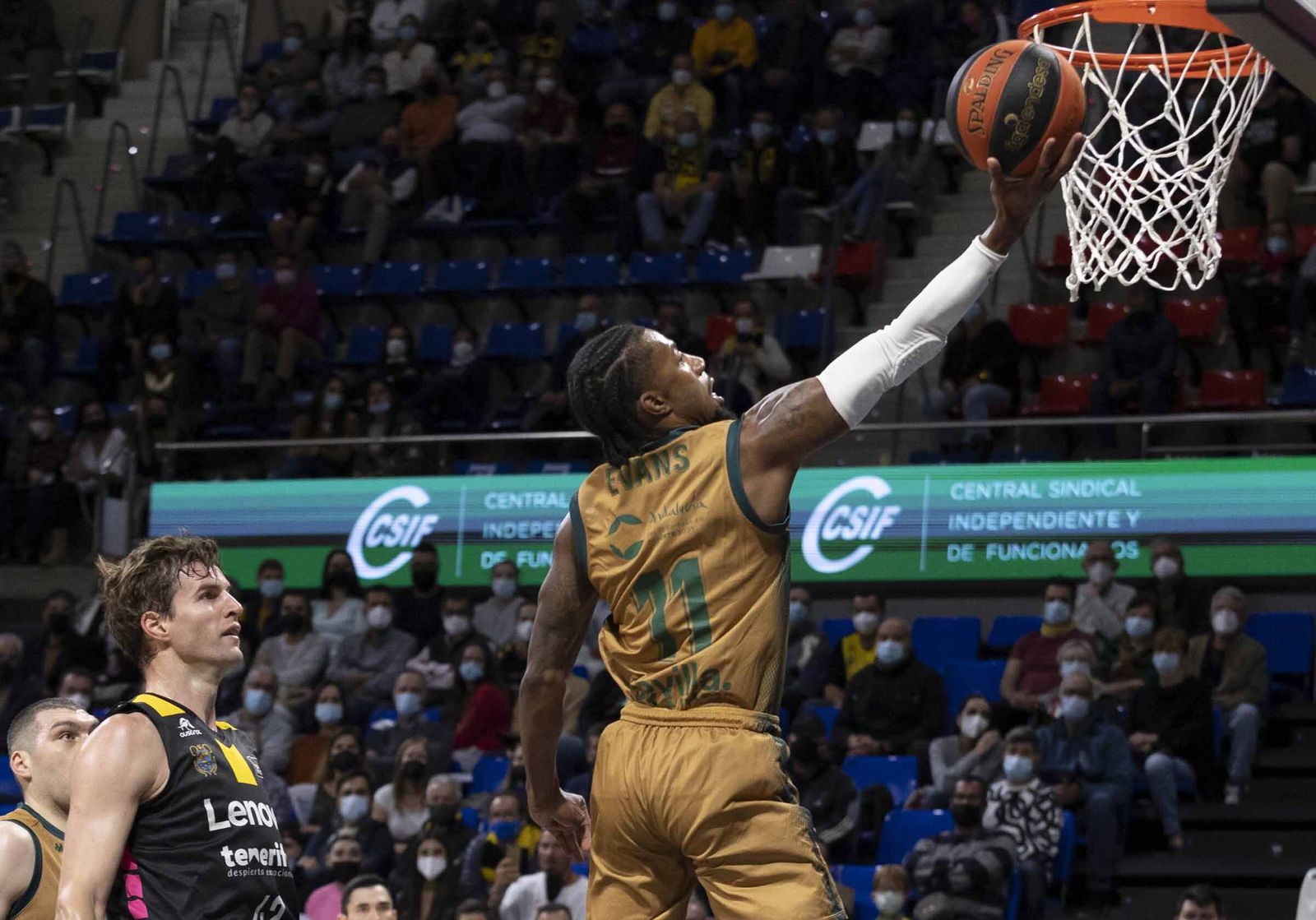 Evans entra para dejar una bandeja en la canasta del Lenovo Tenerife.