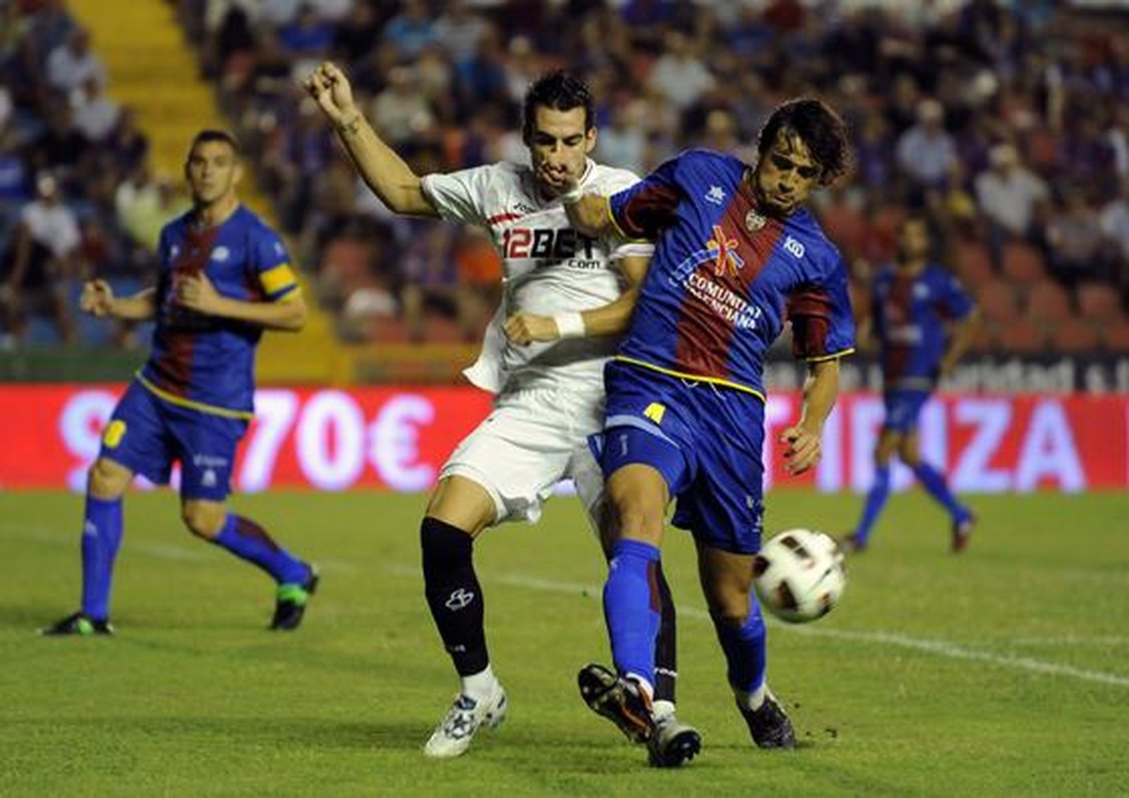 El delantero trató de presionar la salida del balón del Levante.

Foto: AFP / Reuters / EFE