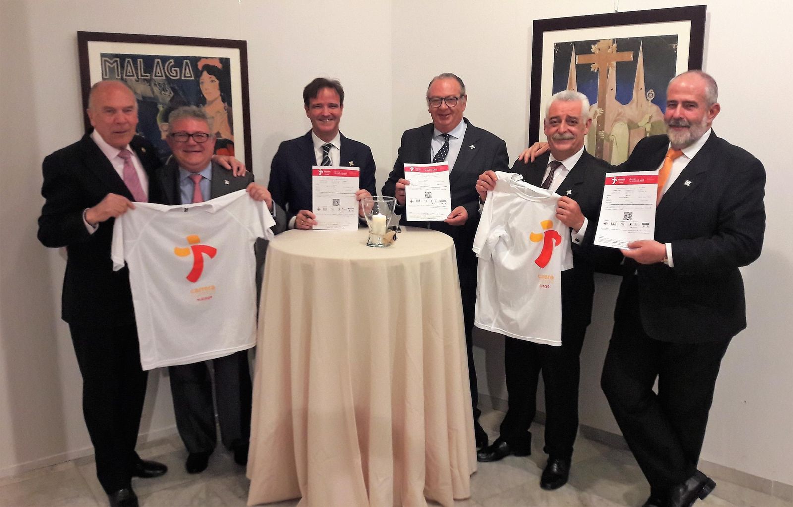 Hermanos mayores, tras la inscripción en el evento.