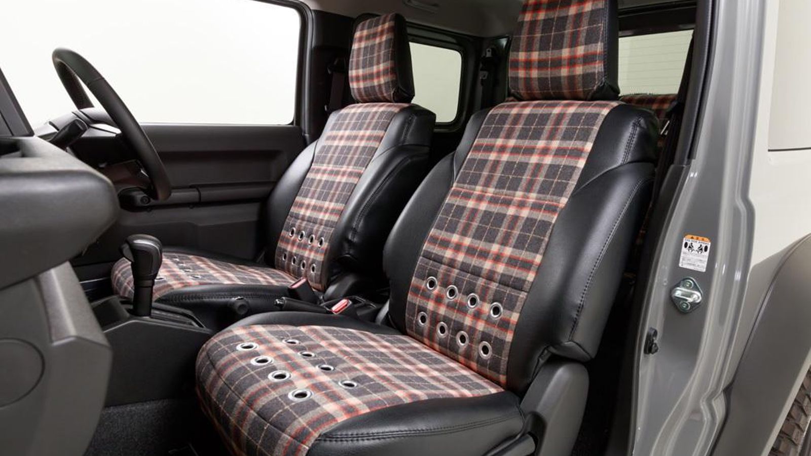 El catálogo de Damd contempla multitud de elementos de personalización para diferentes modelos japoneses. Para el Jimny también incluye diferentes tapicerías.