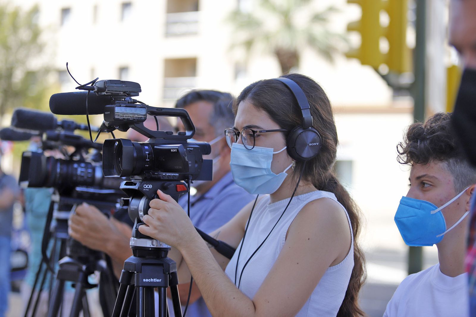 Una cámara graba una noticia en una foto de archivo.