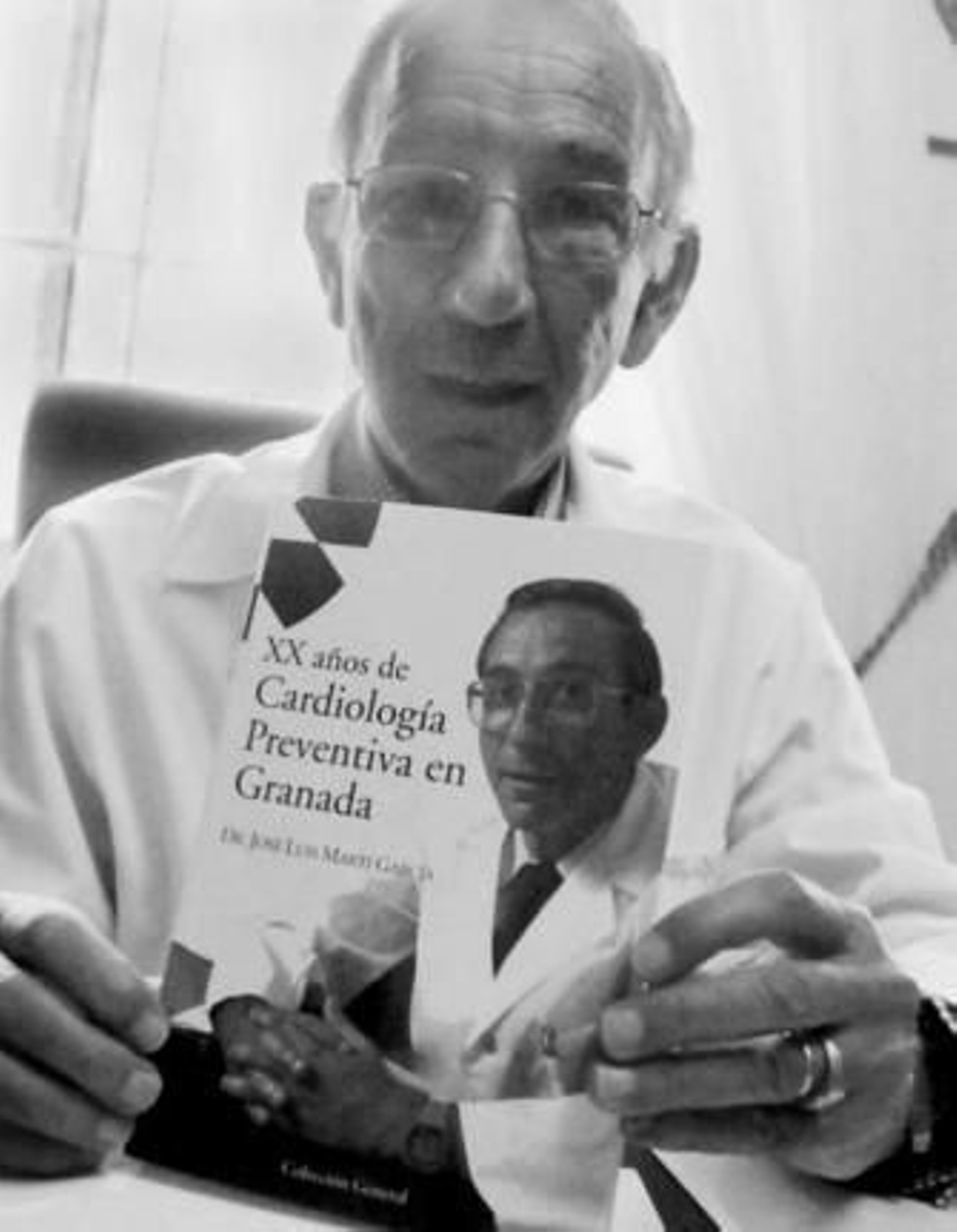 El doctor José Luis Marti muestra su última obra, que será presentada en octubre.