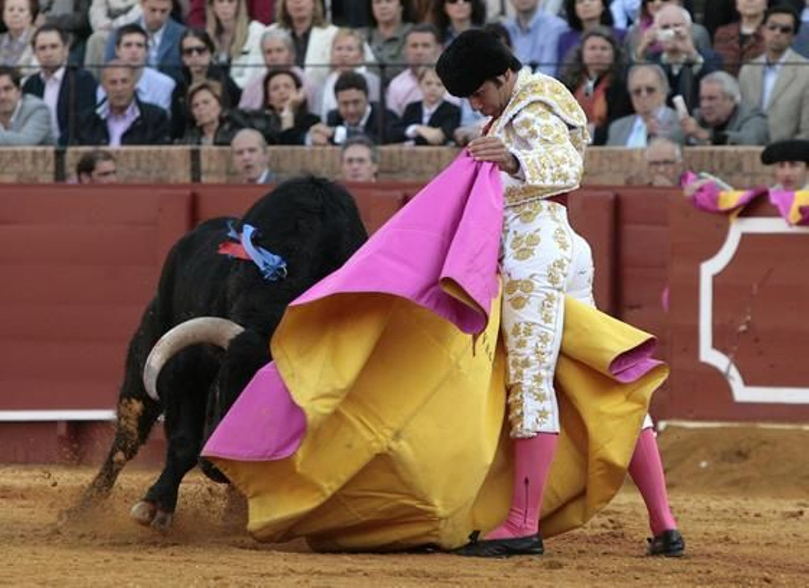 Vega, haciendo un movimiento con su capote. 

Foto: Juan Carlos Muñoz