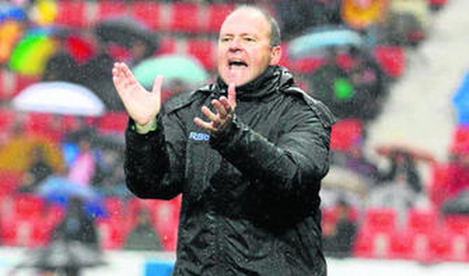 El técnico del Betis, Pepe Mel, aplaude a sus jugadores en un lance del partido.