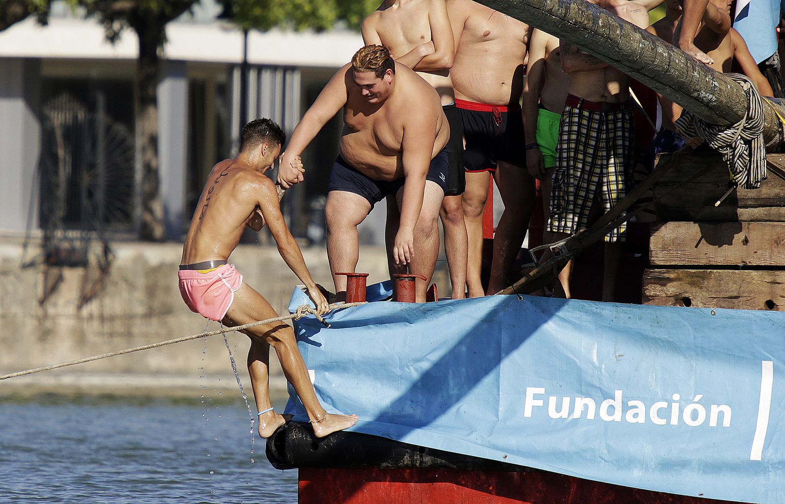 La cucaña de la Velá de Triana, en imágenes