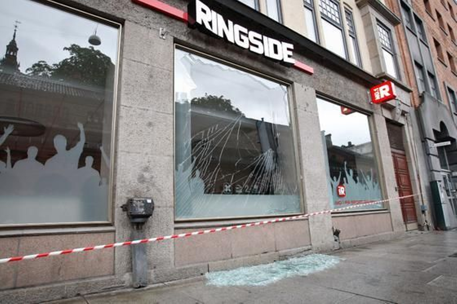 Dos ataques sacuden la capital noruega, el primero con un coche bomba en el centro de la ciudad y el segundo en un campamento juvenil.

Foto: AFP Photo