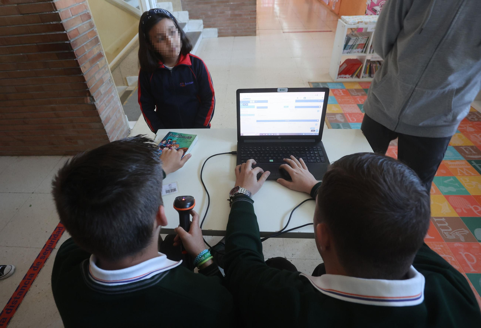 Dos alumnos del espectro autista siguen una lección en un centro educativo de Sevilla.