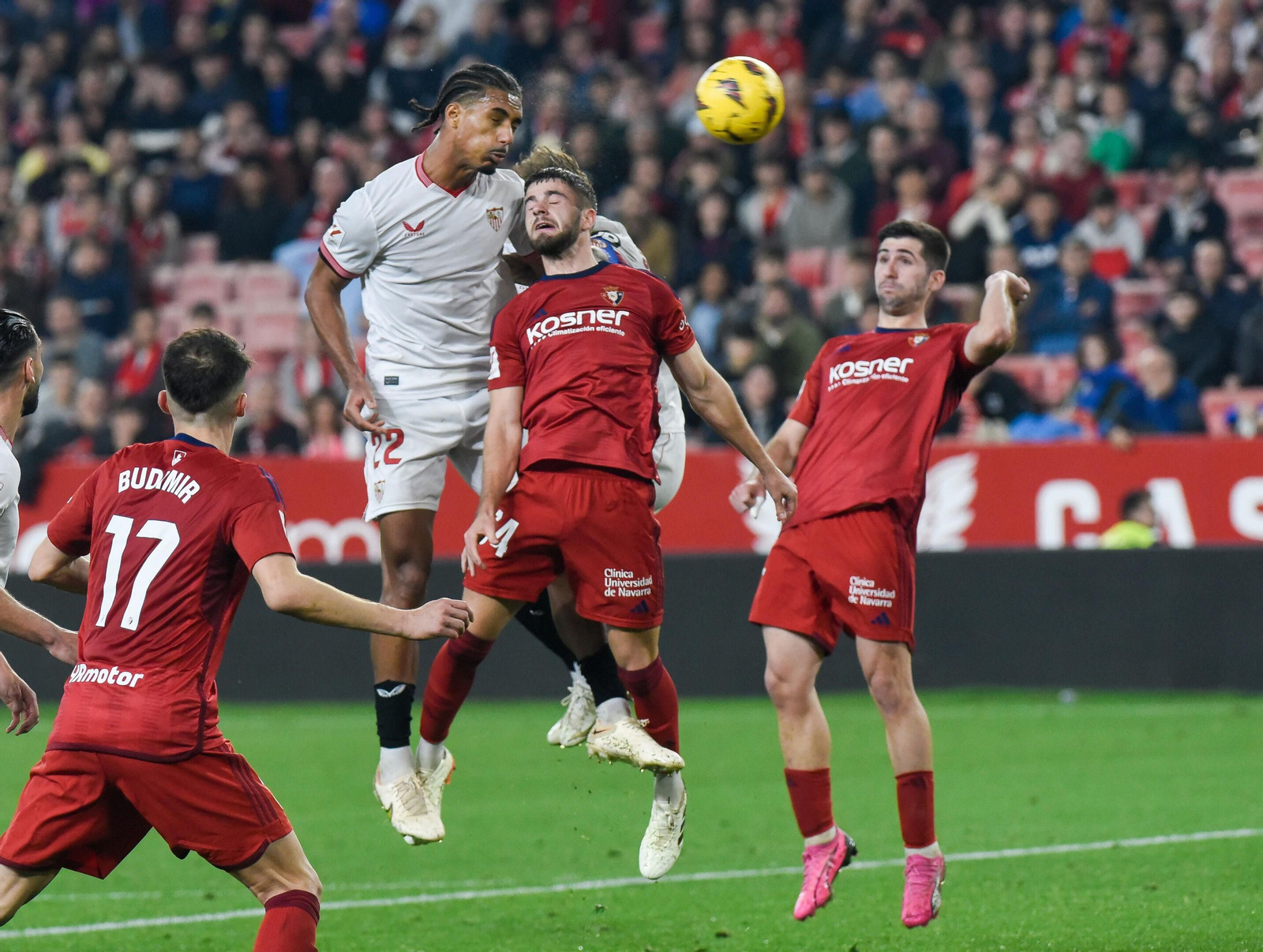 Badé se adelanta a Iker Muñoz.