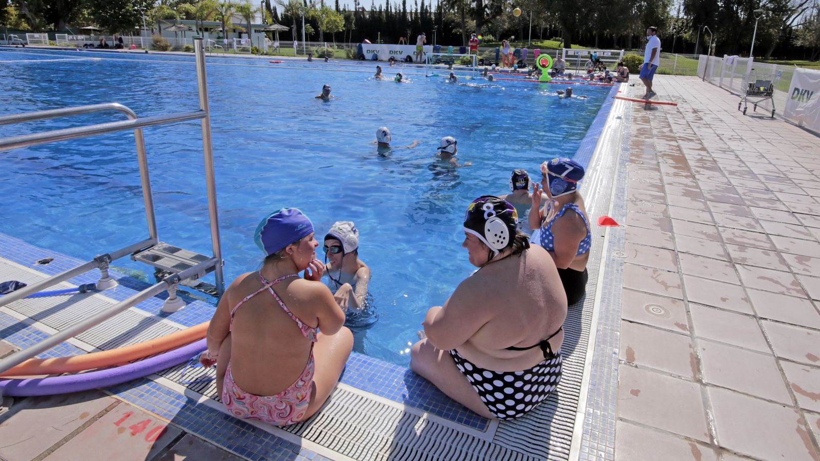 Imágenes de las actividades de waterpolo inclusivo DkV, Ayuntamiento y varias asociaciones en Piscina Jerez Arena Village