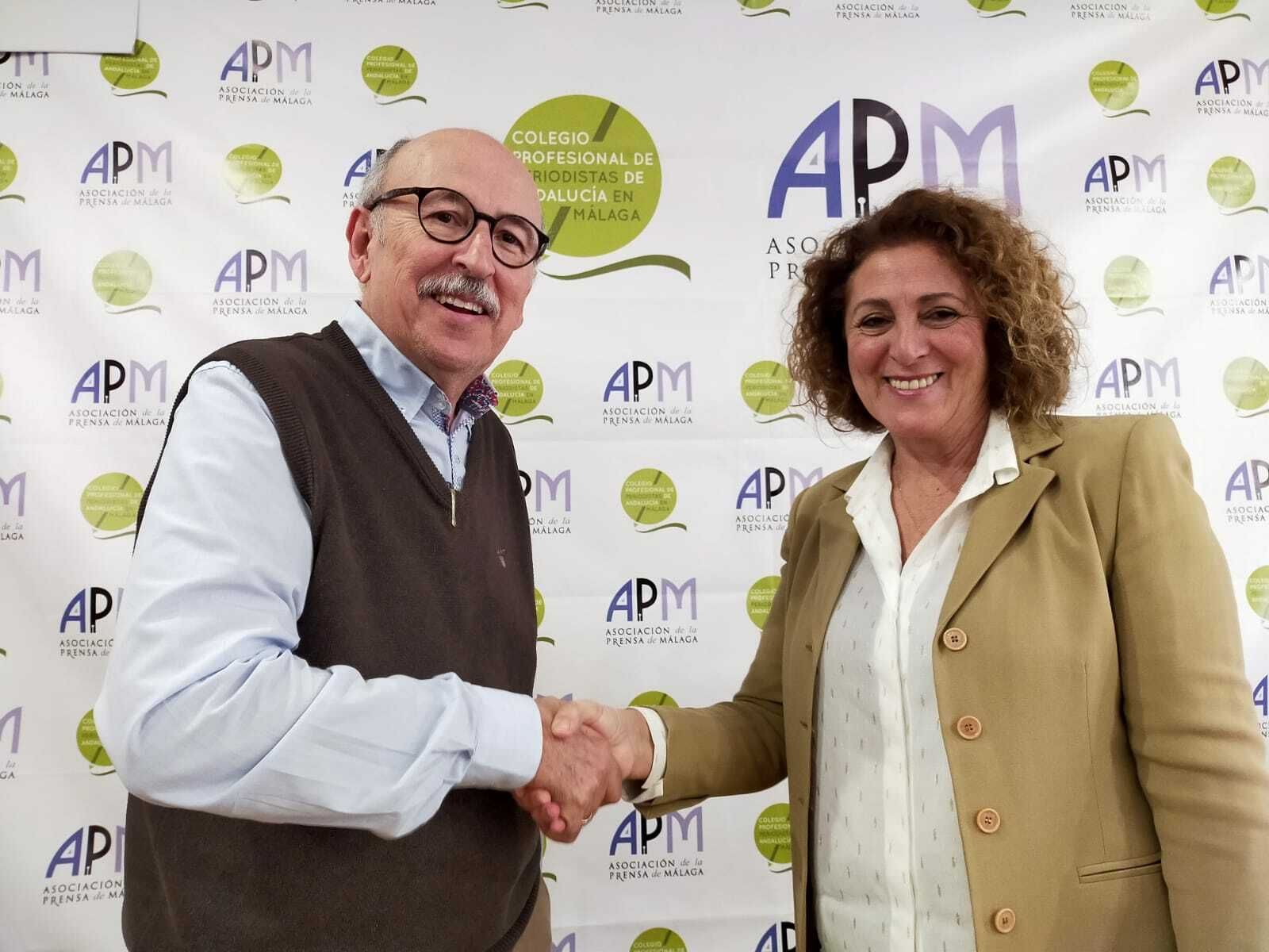 Rafael Salas pasa el testigo de la presidencia de la Asociación de la Prensa de Málaga a Elena Blanco.