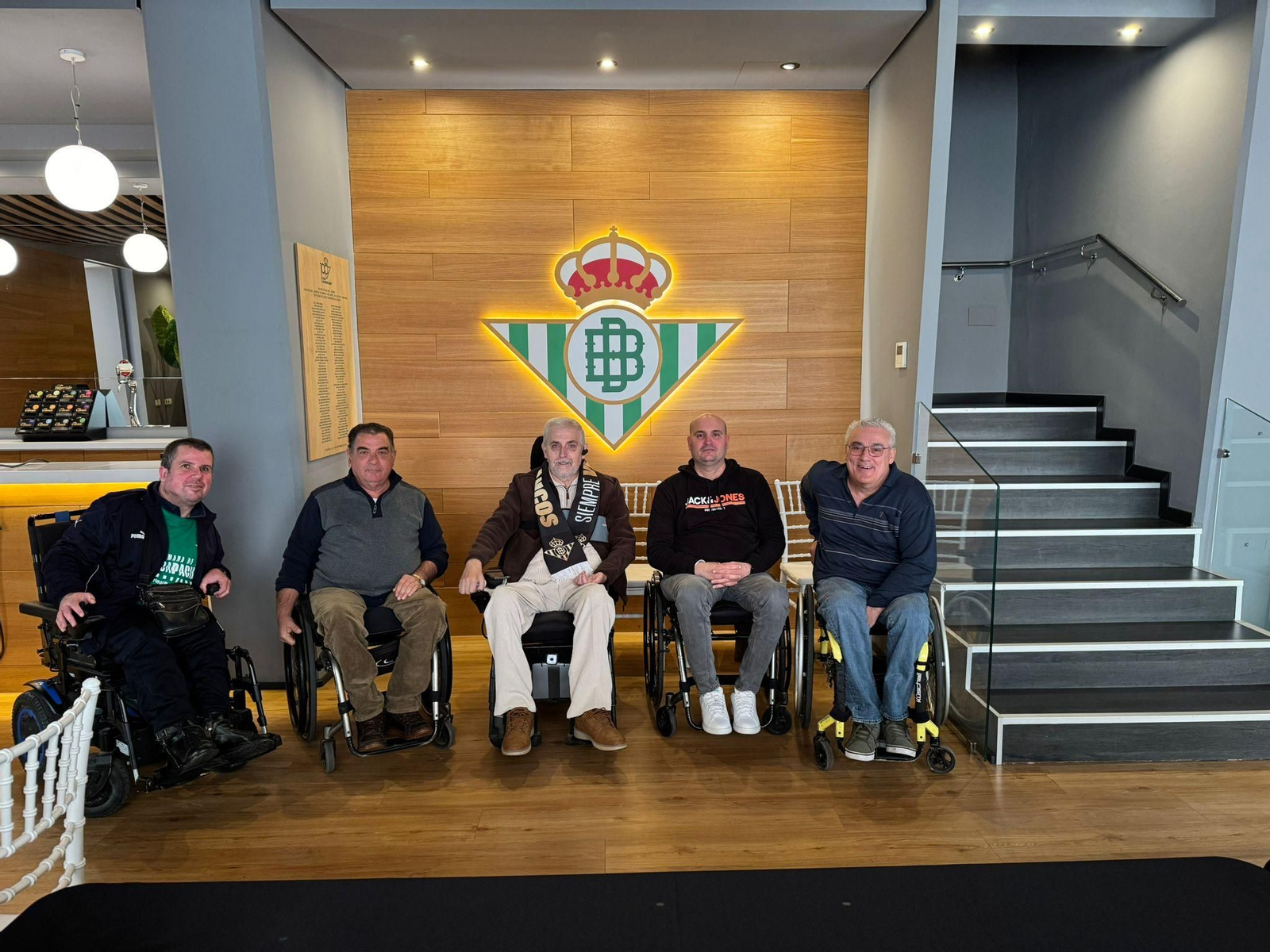 Aficionados del Betis de la peña bética de personas con movilidad reducida en el Benito Villamarín