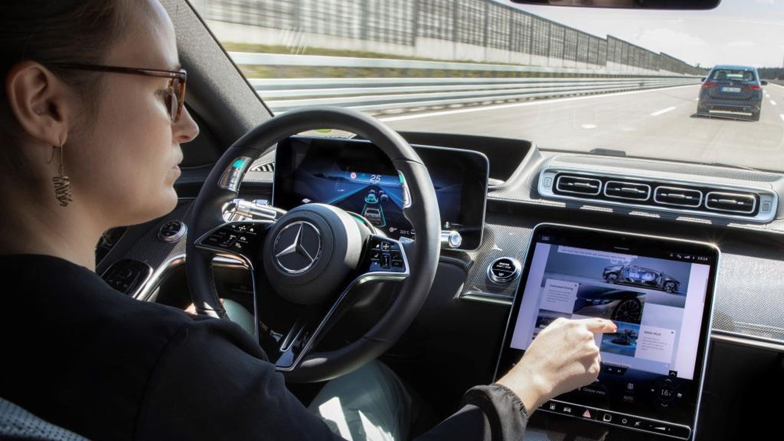 El Mercedes Clase S, con su Drive Pilot, tiene los recursos para ofrecer un nivel 3 de conducción autónoma. En éste el conductor debe estar listo para tomar el control del coche si éste se lo solicita.