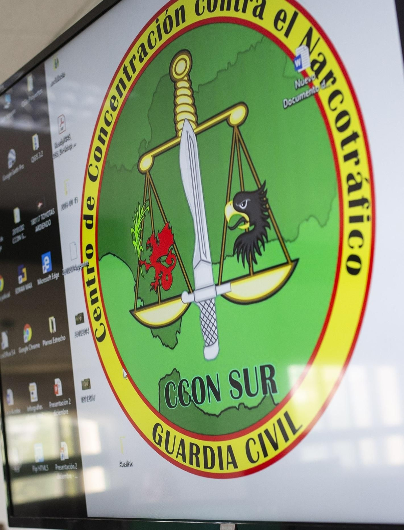 Logotipo del CCOM: una balanza, un águila, un grifo y una espada.