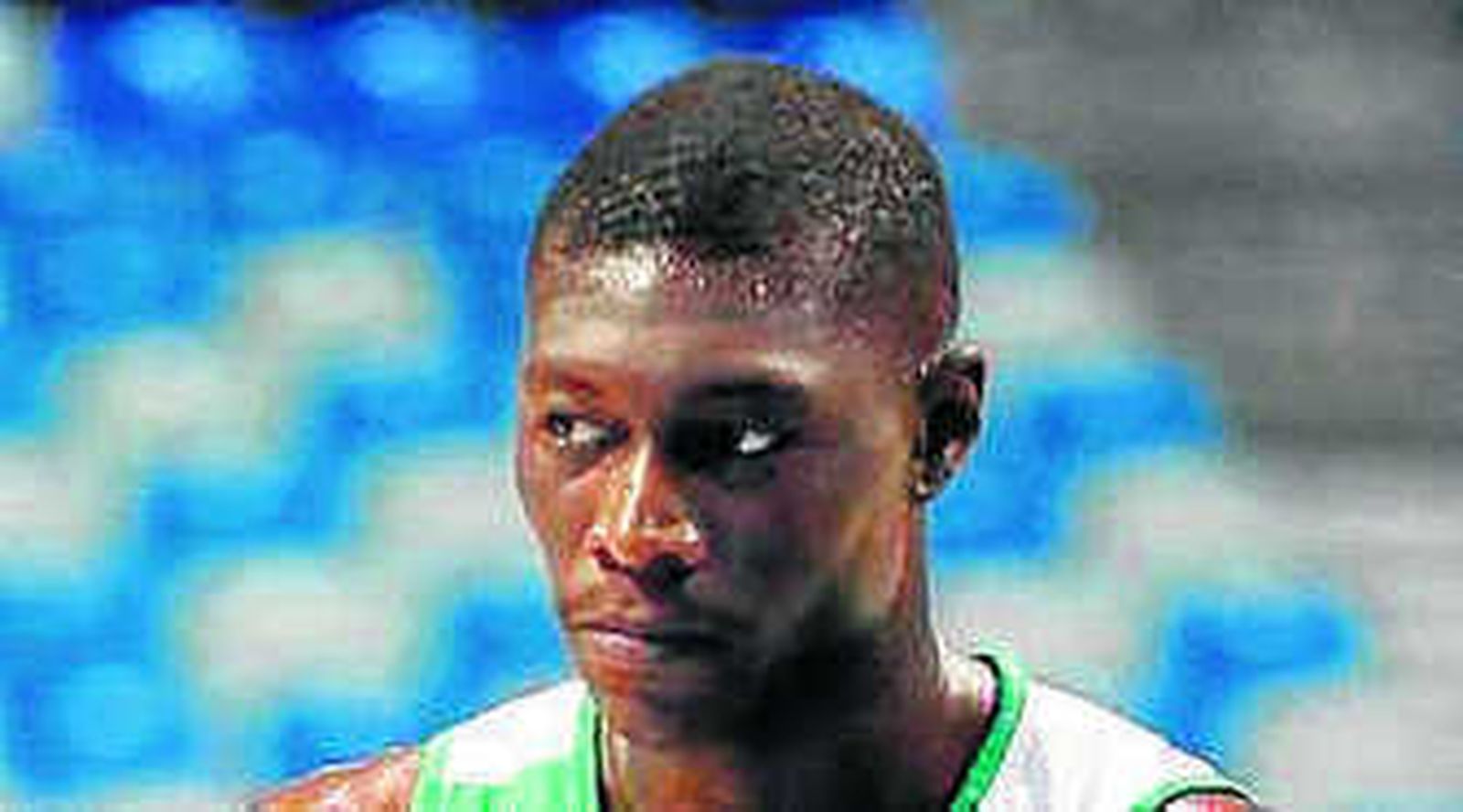 Un imponente N'Diaye, a punto de colocar un tapón a Aguilar.