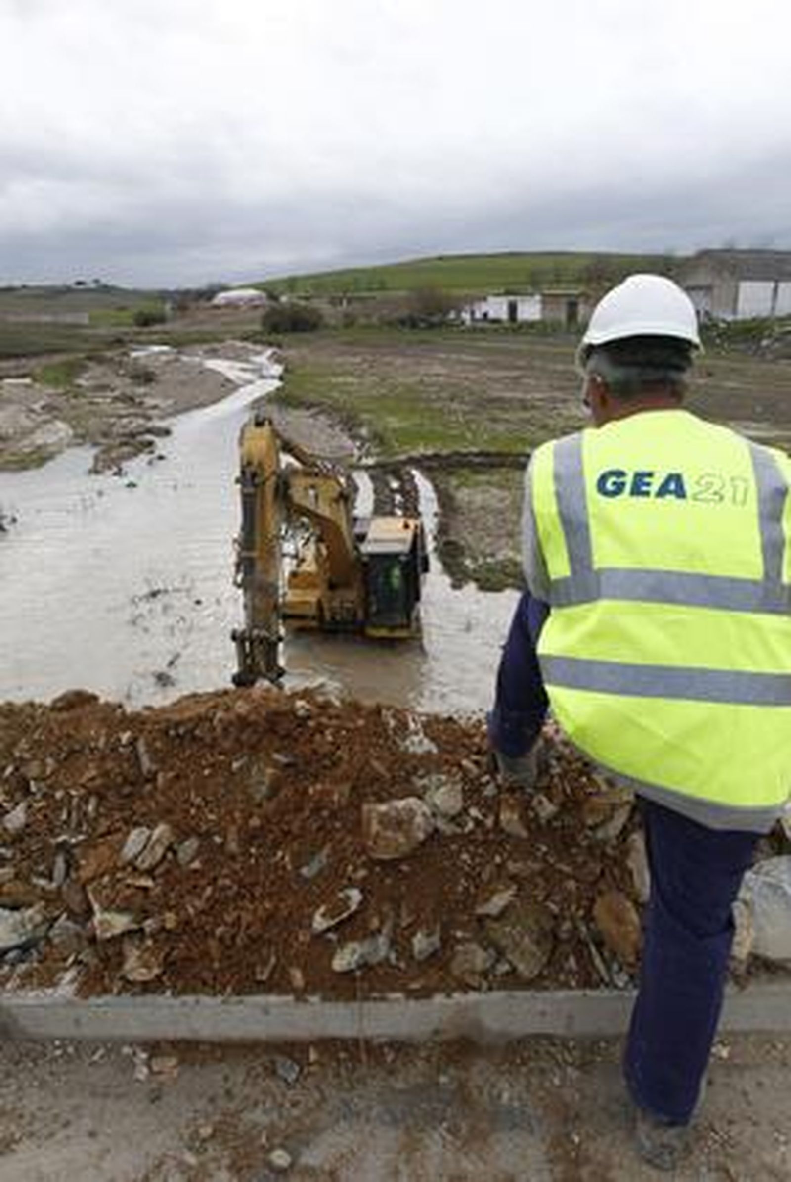 Los trabajadores construyen un muro de contención en el arroyo Argamasilla para prevenir un nuevo desbordamiento con las fuertes lluvias. 

Foto: Antonio Pizarro