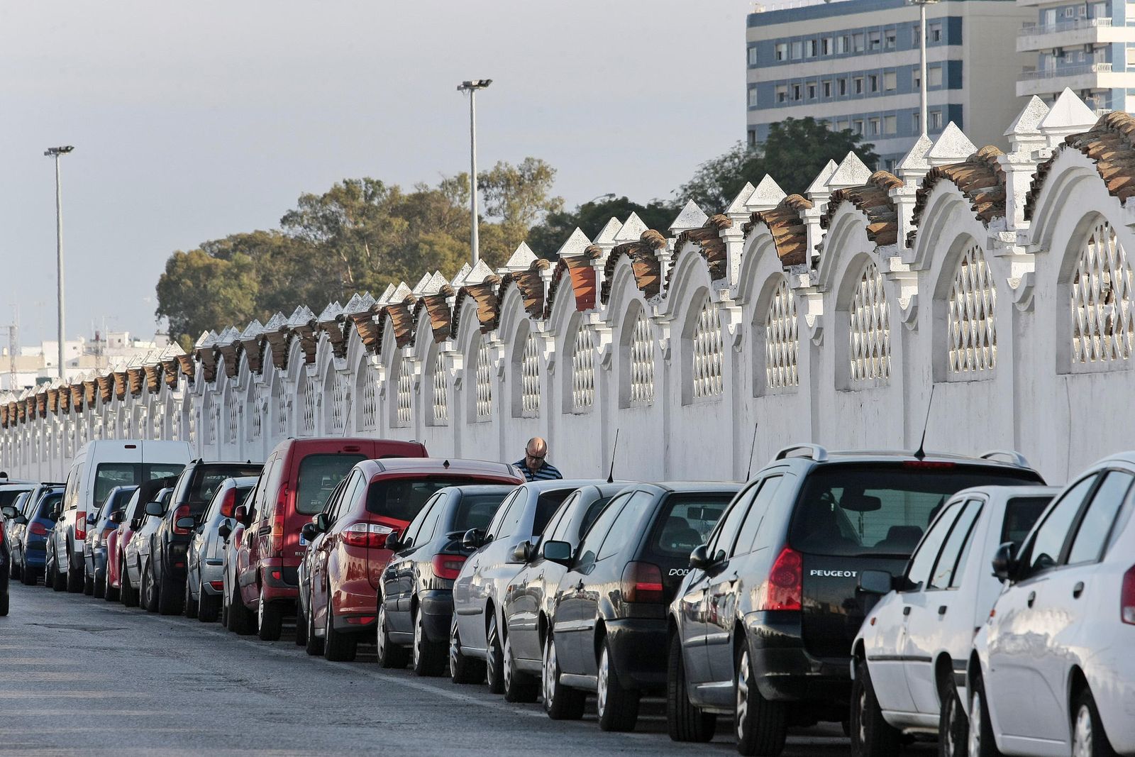 Coches aparcados en la carretera industrial.