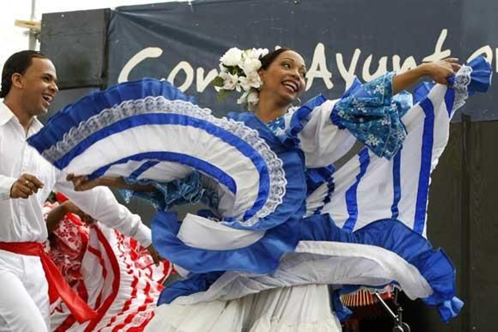 Los grupos participantes en el Festival desfilaron por el casco histórico de la capital para presentar sus bailes

Foto: Jose Braza-Lourdes de Vicente