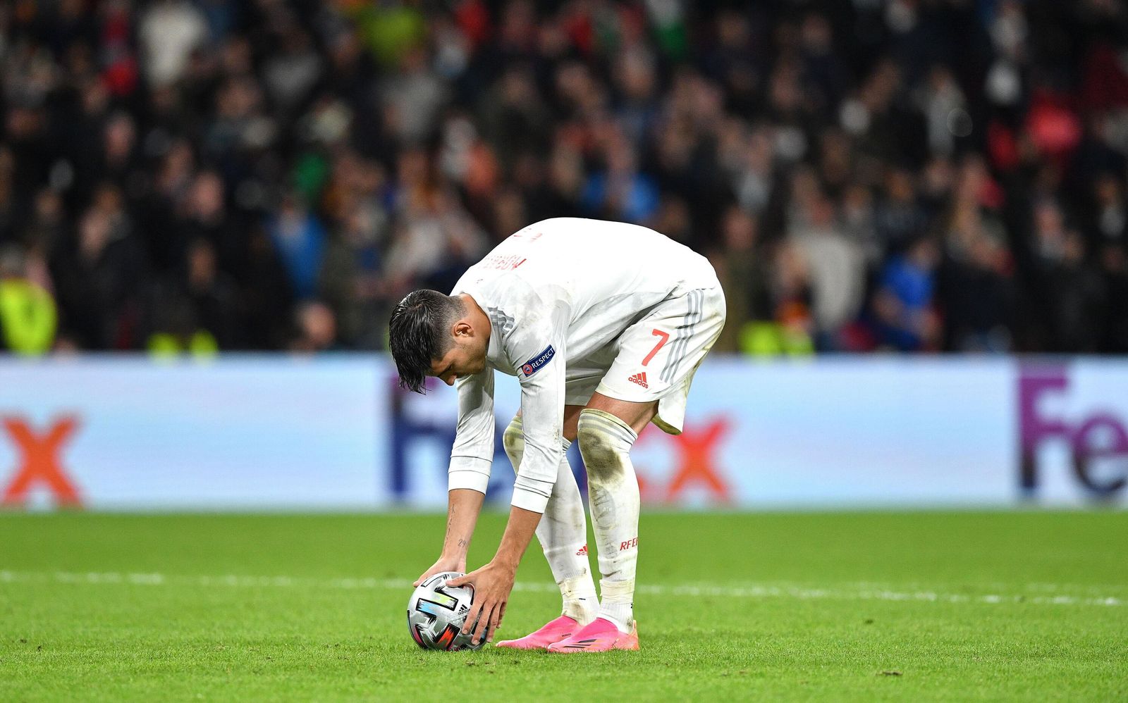 Morata en el momento de prepararse para su lanzamiento