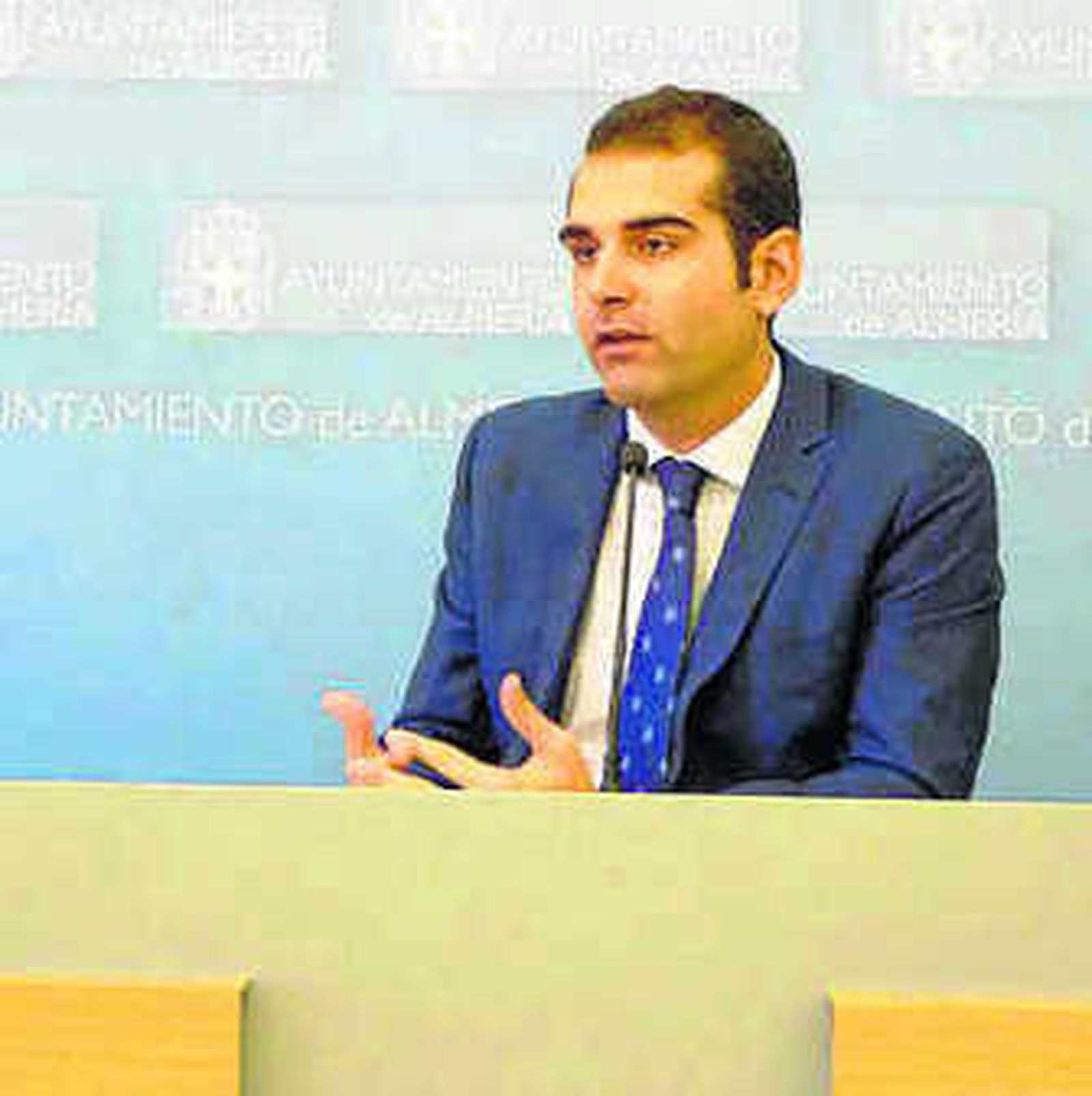 Un grupo de visitantes a la entrada de las canteras califales.